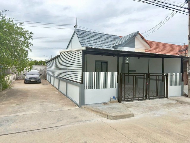 ขายบ้านใน มบ. พฤกลดา 2นอน 1น้ำ รีโนเวทต่อเติมทั้งหลัง (แปลงริม)ราคาขาย =  1.××  ลบ. เท่านั้น#แถม- ค่าโอนกรรมสิทธิ์ (ฟรี)- ค่าจดจำนอง (ฟรี) - แอร์ 1 ตัว- ดันราคาให้พื้นที่ :  28.9 ตรว. 2 ห้องนอน 1 ห้องน้ำหน้าบ้านไม่ตรงใคร มีพื้นที่ใช้สอยฟรีหน้าบ้านคลองตำหรุ หน้าอมตะถนนบางนาตราด อมตะเฟส 1-6 ยังเดินทางสะดวก สถานที่ใกล้เคียง1. CJ MORE ซีเจ มอร์ สาขาคลองตำหรุ2. ที่ทำการองค์การบริหารส่วนตำบล