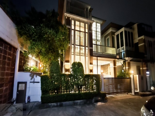 ให้เช่า-ขายบ้านเดี่ยว 3 ชั้น 310 ตรม. บ้านกลางกรุง เดอะนีซ รัชวิภา ตกแต่งเฟอร์นิเจอร์ครบ  ใกล้บองมาร์เช่*** ราคาเช่า 105,000 บาท/เดือน  *** ราคาขาย 21 ล้านบาท ติดต่อ:: ชยา โทร/ID Line:: 0942823961   Link Line:: https://line.me/ti/p/3xFA1An8Kcรหัส# T26-591บ้านเดี่ยว 3 ชั้น บ้านกลางกรุง เดอะนีซ รัชวิภา ใกล้บองมาร์เช่• ขนาดที่ดิน 73.6 ตรว. • พื้นที่ใช้สอย 310 ตรม.• 3 ห้องนอน • 5 ห้องน้ำ • 2 ห้องทำงาน  • มีครัวไทย และครัวฝรั่ง• มีห้องแม่บ้า