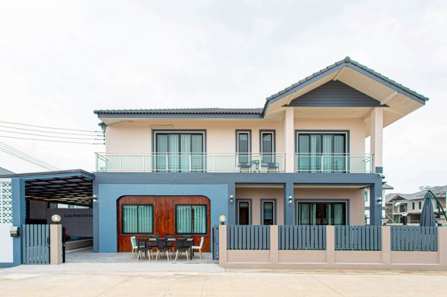 ให้เช่า 59,000 บาท/เดือน ขาย 8.5 ล้าน #สันทราย #หนองจ๊อม บ้านพูลวิลล่าสุดหรู หลังใหญ่ #เฟอร์นิเจอร์ครบ ทำเลดีมาก #ใกล้โรงเรียนต้นกล้า ใกล้เมือง เดินทางสะดวก เหมาะทั้งอยู่อาศัย และลงทุนปล่อยเช่า!รายละเอียดบ้านที่ดิน 80 ตร.วาพื้นที่ใช้สอย 350 ตร.ม.4 ห้องนอน + 1 ห้องทำงาน5 ห้องน้ำ3 ห้องนอนเป็น Master Bedroomห้องนั่งเล่น 2 ห้อง1 ครัวไทย + 1 ครัวนอกที่จอดรถ 2 คันสระว่ายน้ำระบบเกลือ ขนาด 4×7 เม�