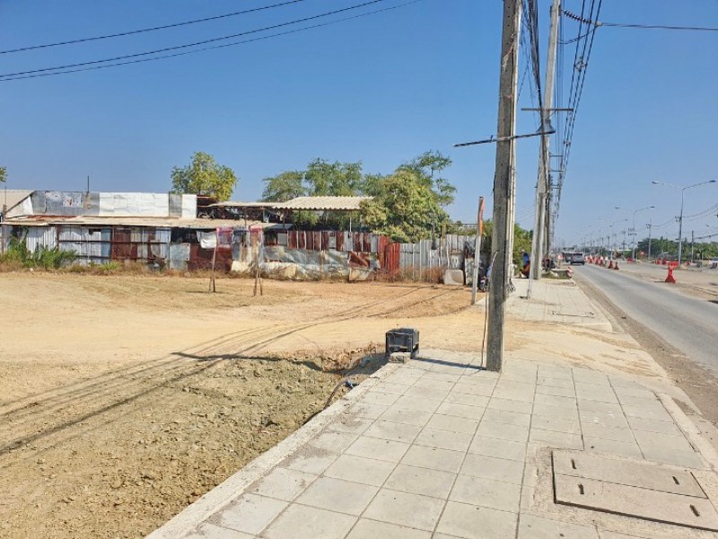 ใกล้ยูแลนด์ รีสอร์ท 500 ม.โรงพยาบาล ตลาด ฉช.2004 พิมพา ฉะเชิงเทรา ให้เช่าที่ดินเปล่า 1 ไร่ ติดถนนตัดใหม่ ใกล้วัดนิยมยาตรา 700 ม. ขนาด 400 ตร.ว. 1,600 ตร.ม. เหมาะสร้างโชว์รูม โกดัง ศูนย์กระจายสินค้า ร้านค้า หรือธุรกิจทุกประเภท ทำเลมีรถสัญจรผ่านจำนวนมาก รายล้อมด้วยชุมชน และนิคมอุตสาหกรรม ค่าเช่า 34,999 บาทต่อเดือนChCh.2004 Pimpa Chachoengsao Filled land for rent 1 rai 1600 sq.m near Wat Niyomyatra 700 m Land area 400 sq.wa. 1,600 sq.m. Suitable for a showroom warehouse distribution center retail