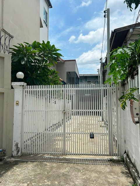 ให้เช่า - ขายบ้านเดี่ยว 2 ชั้น 54 ตรว. 4 ห้องนอน ย่านสุทธิสาร ห้วยขวาง ซอยโชคอำนวย ใกล้ MRT สุทธิสาร*** ราคาเช่า 40,000 บาท/เดือน *** ราคาขาย 6.9 ล้านบาท ติดต่อ:: ชยา โทร/ID Line:: 0942823961   Link Line:: https://line.me/ti/p/3xFA1An8Kcรหัส# T26-979บ้านเดี่ยว 2 ชั้น ย่านสุทธิสาร ห้วยขวาง ซอยโชคอำนวย ใกล้ MRT สุทธิสาร• เนื้อที่ 54 ตรว• 4 ห้องนอน ห้องนอนชั้นบนมีระเบียงทุกห้อง• 4 ห้องน้ำ • ห้องแม่บ้าน• 1 ห้องออฟฟิศ• ครัว ลานซักล้าง• เครื�