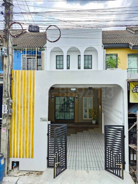 ทาวน์เฮ้าส์ 2 ชั้น หมู่บ้านแคทลียา หทัยราษฎร์37รีโนเวทใหม่ พร้อมอยู่บ้านต้นซอย หน้าบ้านไม่ติดใคร หลังบ้านวิวบ้านสวนราคาเพียง 1.99 ล้านบาท (1,990,000บาท)----------------------------------------รายละเอียด- ทาวน์เฮ้าส์ 2 ชั้น เนื้อที่ 18 ตารางวา - 2 ห้องนอน 2 ห้องน้ำ- 1 จอดรถ ในบ้านและหน้าบ้าน1คัน- วัสดุปูพื้นชั้นบน+ล่าง ปูกระเบื้องแกรนิตโต้- ต่อเติม เคาน์เตอร์ครัวพร้อมซิงค์ล้างจาน- ต่อเติมหลังคาโรงร�