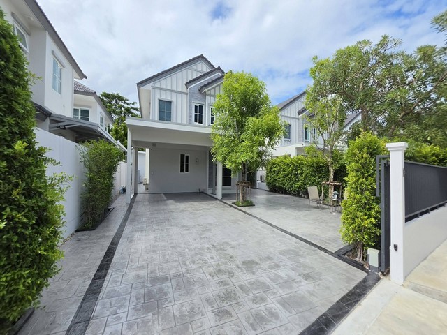 รหัสC7232 ให้เช่าบ้านเดี่ยวหลังใหม่ ยังไม่เคยเข้าอยู่ หมู่บ้านVillaggio 3 ศรีนครินทร์-บางนา ตกแต่งครบพร้อมอยู่ราคาเช่า 65,000 บาท/เดือน (ประกัน2 ล่วงหน้า1)สนใจนัดชมสถานที่หรือสอบถามข้อมูลเพิ่มเติมโทร : 095-823 9789 คิทLine id : candy.456Line Add Friend : https://line.me/ti/p/rHhjrvhm_zโทร : 091-782 8924 ต้นLine : seng.456Line Add Friend : https://line.me/ti/p/iHsUxP2IlTบ้านเดี่ยวหลังใหม่ ยังไม่เคยเข้าอยู่ หมู่บ้านVillaggio 3 ศรีนครินทร์-บางนา ตกแต่งครบพร้อมอยู่เนื้อที่ 81 ตาร�