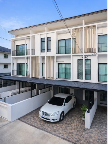 บ้านหรูพร้อมเฟอร์ฯครบเงียบสงบ เป็นส่วนตัว ในโครงการศรีนครินทร์-พระราม 9 ทาวน์โฮม 3ชั้น 3นอน ติดสนามกอล์ฟกรุงเทพกรีฑา50ม.  3น้ำ  27,998 บาท/เดือน ใกล้ ม.นานาชาติแสตมฟอร์ด 600 ม. และกรุงเทพกรีฑา ขนาด 20 ตร.ว.240 ตร.ม.เหมาะสำหรับอยู่อาศัย คนทำงาน เดินทางง่าย ใกล้ตลาดพัฒนาการ 1.6 กม.สถานพยาบาล ศูนย์การค้า และรถไฟฟ้า  ราคาเช่าSrinakarin Rama 9 community. KrungThepKritha Golf 3-story luxury townhome for rent 27,998THB/month. 3bed 3bath near Stamford International University 600 m. 