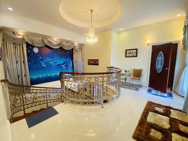 ขายบ้านเดี่ยว​หรู​ สไตล์โรมัน​ เข้าออกได้ทั้ง รามอินทรา​ 67​และ ุ65 เนื้อที่​ 78​ ตร.ว.​ . ที่ตั้ง​ :  แขวงอนุสาวรีย์​ เขตบางเขน​ กทม.​ทำเลดีมาก ใกล้รถไฟฟ้าสายสีชมพู​ เข้าซอยจากเส้นรามอินทรา​ 67​ ไปไม่กี่ร้อยเมตร​ ใกล้ตลาดรามอินทรา​ สิ่งอำนวยความสะดวกครบครันเลย   รายละเอียด​   - บ้านหลังใหญ่​มี​ 4 ห้องนอน​ 5ห้องน้ำ​ ทุกห้องนอนมีห้องน้ำในตัว - โรงจอดรถ​ จอดได้​ 2​ คัน​