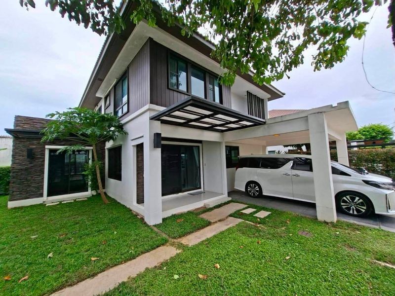 #ให้เช่าบ้านเดี่ยวติดเมกะบางนา พร้อมเข้าอยู่ Mantana Bangna Km.7บ้านพื้นที่สนามหญ้ากว้าง พร้อมห้องนอนชั้นล่างที่สามารถปรับฟังก์ชันเป็นห้องผู้สูงอายุได้อย่างลงตัว#ราคาเช่าสุดพิเศษ : 72,000 บาท/เดือน (ต่อรองได้)รายละเอียด(Property Details)- ขนาดที่ดิน: 65.9 ตารางวา- พื้นที่ใช้สอย: 172 ตารางเมตร- บ้านทิศเหนือ ร่มรื่นตลอดวัน (Facing North)- ห้องนอน: 4 ห้องนอน (4 Bedrooms)- ห้องอเนกประสงค์: 1 ห้อง (1 Multi-purpose room)- ห้องน้ำ: