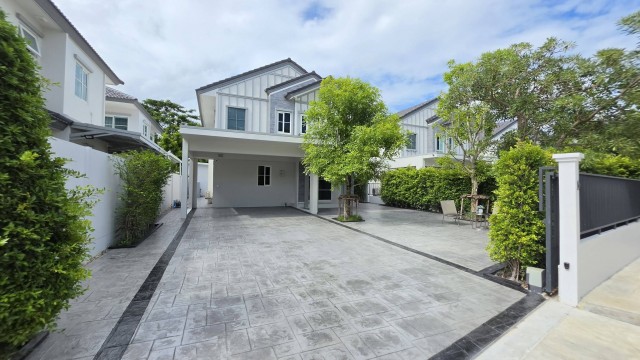 BH4240 ให้เช่าบ้านเดี่ยว Villaggio 3 ศรีนครินทร์ บางนา บ้านใหม่ไม่เคยเข้าอยู่ 3 ห้องนอน เฟอร์นิเจอร์ครบ ใกล้ Mega Bangnaติดต่อ Agent คุณบัว (Bua)Tel: 093-646-4597&nbsp;LINE ID: Bua093ค่าเช่า 70,000 บาทต่อเดือนให้เช่าบ้านเดี่ยวโครงการ Villaggio 3 ศรีนครินทร์ บางนา บ้านใหม่ตกแต่งเสร็จ ไม่เคยเข้าอยู่ พร้อมเฟอร์นิเจอร์และเครื่องใช้ไฟฟ้าครบ ทำเลศักยภาพ เดินทางสะดวก เชื่อมต่อถนนบางนา กม.5 และ กม.7 ใกล้ Mega Bangna ทางด่วน และสนา�