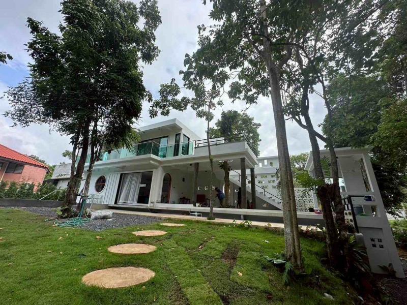 ขายบ้าน พักต่างอากาศ อ.แกลง จังหวัดระยอง(มีโฉนดที่ดินครุฑแดง)​​​​​    Z Mountain Pool Villa Rayong 324ที่ตั้ง : สวนวังแก้วรีสอร์ท ตำบลชากพง อำเภอแกลง จังหวัดระยอง 21190  พิกัด :  https://maps.app.goo.gl/6yr8YqZrGfMvHSou8ขนาดพื้นที่ : 101 ตารางวา พื้นที่ใช้สอย : 147 ตารางเมตร               รายละเอียดบ้านลักษณะบ้าน 2 ชั้น (ทรงโมเดิร์น) บ้านพักห่างจากทะเลประมาณ 80 เมตร ถนนหน้าบ้าน สามารถมองเห็นทะเล และภูเขา(ส่วนตัว) อากาศดี ใกล้ธรร�