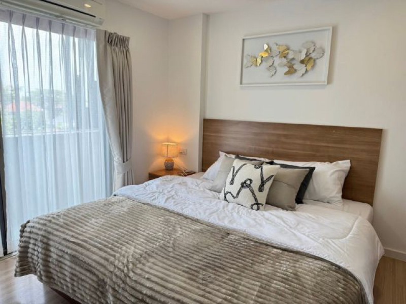 ให้เช่า 18,500 /เดือน* Airport Home Condominium (แอร์พอร์ต โฮม คอนโดมิเนียม)ห้องรีโนเวทใหม่ วิวดอยสุเทพ ใกล้เซ็นทรัล แอร์พอร์ต เชียงใหม่ และสนามบินเชียงใหม่ 10 นาที*.ขนาด 2 ห้องนอน 1 ห้องน้ำชั้น 4 ตึก B.ราคา 18,500 บาท/เดือนพร้อมฟรี WiFi.เฟอร์นิเจอร์ครบ หิ้วกระเป๋าเข้าอยู่ได้เลย -ทีวี -แอร์ 3 เครื่อง-ตู้เย็น -ไมโครเวฟ - ฮู๊ตดูดควัน-เครื่องทำน้ำอุ่น-เครื่องซักผ้า-เตียงขนาด 6 ฟุต -โต๊ะทานข้าวสำหรับ 4 