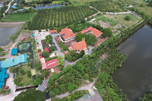ขายที่ดิน 10 ไร่ (ผังสีชมพู) ทำเลทองนาดี สมุทรสาคร พร้อมบ้านหรู 3 หลัง พร้อมประกอบธุรกิจทันที!จุดเด่นที่ดิน:พื้นที่ศักยภาพ: 10 ไร่ ถมเต็มแปลง พร้อมใช้งาน หน้ากว้าง 100 x ลึก 221 เมตรผังเมืองสีชมพู: เหมาะสำหรับโรงงานขนาดกลาง-เล็ก, คลังสินค้า, ศูนย์กระจายสินค้า หรือออฟฟิศธุรกิจเดินทางสะดวก: เข้า-ออกได้หลายทาง ติดถนนคอนกรีตสาธารณะ รถบรรทุกเข้า-ออกได้สบายสิ่งอำนวยความ�