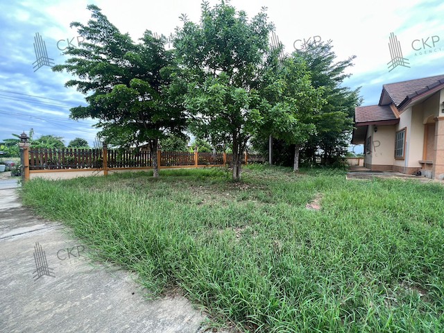 ขายที่ดินพร้อมสิ่งปลูกสร้าง อ.เมืองนครปฐม ขนาด 2 ไร่ 370 ตร.วา ที่ดินถมแล้ว วิวสวย บรรยากาศดี เหมาะสำหรับทำคาเฟ่ บ้านพักตากอากาศ หรือบ้านอยู่อาศัยส่วนตัว เดินทางสะดวก ใกล้ทางด่วน M81 ราคา 5,500,000 บาท- ภายในพื้นที่มีสิ่งปลูกสร้างพร้อมฟังก์ชัน 2 ห้องนอน 2 ห้องน้ำ และมีบ่อน้ำในพื้นที่ เหมาะสำหรับผู้ที่ต้องการที่ดินแปลงใหญ่พร้อมใช้ ไม่ต้องเริ่มจากศูนย์ สามารถต่อยอด�
