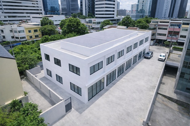 โรงเรียนกรุงเทพคริสเตียน  Showrooms เกือบครึ่งไร่ 160ตร.วา  BTSสุรศักดิ์ 199ม.6คูหา 4นอน  4น้ำ จอดรถ8คัน  119,999B-M เดอะ แบงค็อก สาทร Almost half a rai (160sq.wa) plot of land Bangkok Christian School. 199 meters from BTS Surasak, this showroom features 6units 4beds 4baths 8parking 119,999 THB-month. The Bangkok Sathorn.สาทร ถนนเจริญราษฎร์บางรัก แขวงยานนาวา เขตสาทร กรุงเทพมหานครVDO1minshttps://youtube.com/shorts/epil0XqXNtk160 ตร.วา 822 ตร.ม.160 sq.wa 822 sq.mโกดังให้เช่า 2 ชั้น จำนวน 6 คูหา รีโนเวทใหม่ สภาพอาคารแข็งแรง โครงสร้างดีภายในอาคารมีห้�