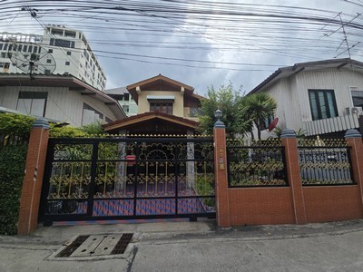 บ้านเดี่ยว 2 ชั้น 51 ตร.วา ซอยสุขุมวิท 81 ห่างจาก BTS อ่อนนุชแค่10 นาที พท.ใช้สอย 160 ตร.ม.TPI-3264.✅ บ้านเดี่ยว 2ชั้น 51 ตร.วา✅ พื้นที่ใช้สอย 160 ตร.ม.✅ 3ห้องนอน 2ห้องน้ำ✅ ตัวบ้านเป็นคอนกรีตผสมไม้ ไม้เป็นไม้สักทองอย่างดี✅ ตั้งอยู่ทำเลศักยภาพย่านสุขุมวิท✅ ห่างจากBTS อ่อนนุชแค่10นาที. ✅✅ ขายเพียง 7,500,000 บาท ✅✅บ้านสวยทำเลศักยภาพแบบนี้ หาไม่ได้แล้ว!.เดินทางสะดวก✅ BTS อ่อนนุช(10นาที)✅ ทางด่วนพระร