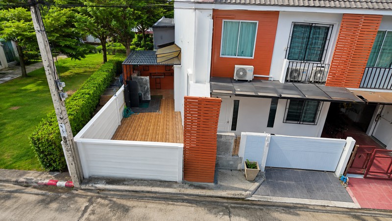 เดอะคริสตัล เอกมัย-รามอินทรา 900ม. 28 ตร.ว.224 ตร.ม. ให้เช่า ใกล้วัดลาดปลาเค้า 700 ม. ทาวน์โฮม 2 ชั้น หลังมุม 3 นอน 2 น้ำ 23,998 บาท/เดือน รีโนเวทใหม่ พร้อมเฟอร์ฯ และเครื่องใช้ไฟฟ้า ตลาดลาดปลาเค้า ทำเลดี เดินทางสะดวก เหมาะอยู่อาศัย ทำเลลาดพร้าว ใกล้รร.นานาชาติ และรถไฟฟ้า เข้า-ออกได้สะดวก Near The Crystal Ekamai Ramintra 900m.Rent Wat LadPlaKhao 700m. Two-story corner townhome 3bed 23,998THB/month 2bath 28sq.wa. 224sq.m. renovated fully furnished with appliances excellent location convenient transportation ideal for living in Ladprao area 