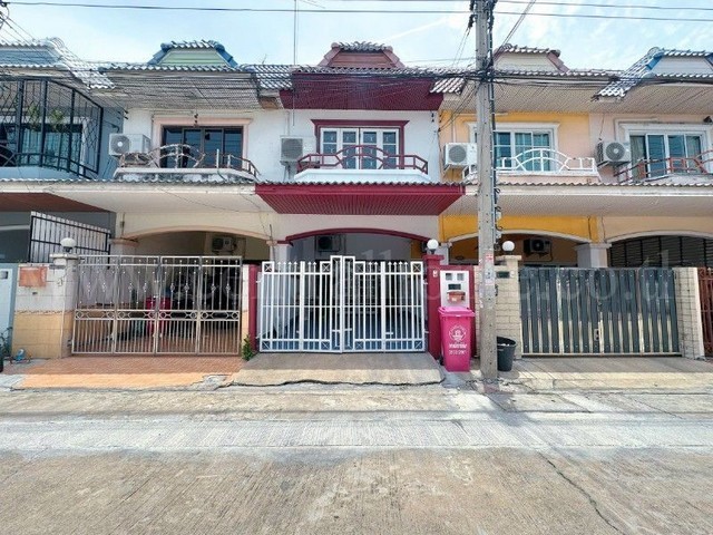 รหัสทรัพย์ :&nbsp;N0582ทาวน์เฮ้าส์ หมู่บ้าน มนวดีพาร์ค วัดลาดปลาดุก ขนาด 20 ตารางวา ราคาถูกที่ตั้ง:&nbsp;ตำบลบางบัวทอง&nbsp;อำเภอบางบัวทอง จังหวัดนนทบุรี 11110รายละเอียดทรัพย์&nbsp;- ทาวน์โฮม 2 ชั้น เนื้อที่ 20 ตารางวา&nbsp;พื้นที่ใช้สอย 100 ตารางเมตร- 3&nbsp;ห้องนอน, 2&nbsp;ห้องน้ำ, 1 ห้องรับแขก, 1 ห้องครัว, 1&nbsp;จอดรถ-&nbsp;ต่อเติมหน้าบ้าน และ หลังบ้าน- หน้าบ้านหันทางทิศใต้สิ่งอำนวยความสะดวก- เจ้าหน้าที่�