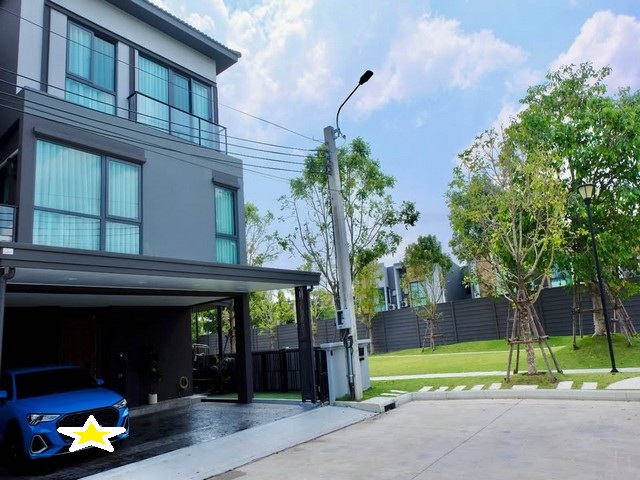 ขายบ้านแฝด 3 ชั้น 241 ตร.ม. 4 นอน บ้านกลางเมือง The Edition บางนา ตกแต่งเหมือนบ้านตัวอย่าง ใกล้ Mega บางนา และทางด่วนเพียง 5 นาที*** ราคาขาย 12.9 ล้านบาท   ติดต่อ::  ชยา โทร/ID Line:: 0942823961   Link Line:: https://line.me/ti/p/3xFA1An8Kcรหัส # T26-501บ้านแฝด 3 ชั้น บ้านกลางเมือง The Edition บางนา พร้อมเข้าอยู่ ใกล้ Mega บางนา และทางด่วน• ทำเลดีที่สุดในโครงการ ติดสวนใหญ่หน้าบ้านไม่ชนใคร• พื้นที่ใช้สอย : 241 ตร.ม.• 4 ห้องนอน • 4 ห้องน้ำ• 1 ห้องนั่งเ�