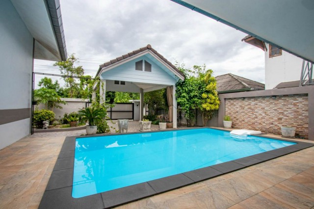 โซนน้ำแพร่– #หางดง ขายเพียง 3,999,000 บาท 464 ตรว. บ้านสไตล์ Contemporary Tropical บนที่ดินขนาดใหญ่ บรรยากาศร่มรื่น รายล้อมด้วยพื้นที่สีเขียว ให้ความรู้สึกเหมือนพักผ่อนในรีสอร์ตทุกวันรายละเอียดทรัพย์เนื้อที่ดิน 464 ตร.ว.พื้นที่ใช้สอยประมาณ 180 ตร.ม.2 ห้องนอน1 ห้องทำงาน / ห้องออกกำลังกาย2 ห้องน้ำครัวยุโรป พร้อมเคาน์เตอร์ไอส์แลนด์เฟอร์นิเจอร์และเครื่องใช้ไฟฟ้าครบ พร้อมเข้าอยู่สระว�