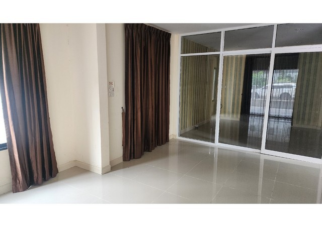 ขาย บ้านเดี่ยว โครงการฟอร์เรสด้า นิมิตรใหม่ 40 กรุงเทพมหานคร   ซอยนิมิตรใหม่ 40 ถนนนิมิตรใหม่ แขวงมีนบุรี เขตมีนบุรี กรุงเทพมหานคร  ราคา 3,910,000 บาท    รายละเอียดทรัพย์ -  เนื้อที่ 60 ตร.ว  พื้นที่ใช้สอย 138 ตารางเมตร -  4 ห้องนอน 3 ห้องน้ำ  -  2 ที่จอดรถ  -  บ้านหันไปทางทิศ  พิกัดทรัพย์  :   https://maps.app.goo.gl/vmn1B8o6o9c4KxF2A  สถานที่ใกล้เคียง   - โรงพยาบาลรัตนประชารักษ์ - ตลาดมารวย หทัยราษฏร์ 54 - โลตัส โกเฟรช พ
