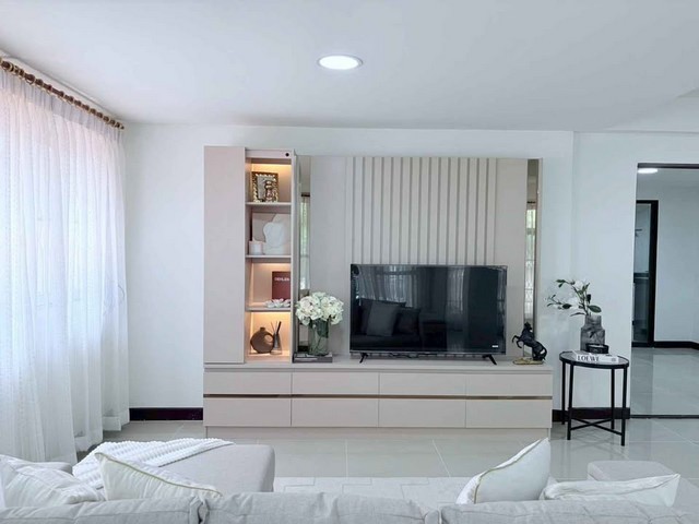 RHT2680ให้เช่าบ้านเดี่ยว ย่านห้วยขวาง เลี้ยงสัตว์เล็กได้ ซอย ประชาราษฎร์บำเพ็ญ 17 ใกล้ MRTสุทธิสาร และ  MRT ห้วยขวาง ใกล้ห้างเซ็นทรัลพระราม 9  และอาคารฟอร์จูนเนื้อที่ 70 ตรว. พื้นที่ใช้สอย 500ตรม. 6 ห้องนอน 4 ห้องน้ำ ​สนใจติดต่อคุณเจี๊ยบ 092-851-6969Line:keti2522รับต่างชาติ รับสุนัขพันธุ์เล็ก ไม่รับจดทะเบียนนะคะราคาเช่า 120,000/เดือนมัดจำ 2 ล่วงหน้า 1เดือน (ประกันน้ำไฟ 40,000)แขวงสามเสนนอก เขตห้วยข�