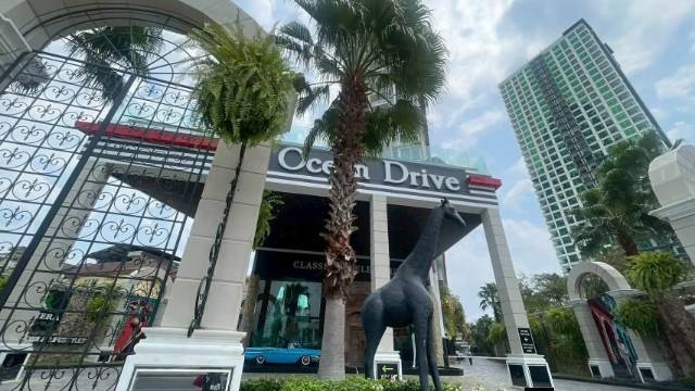 F140197ขายด่วน!Riviera Ocean Drive ริเวียร่า โอเชี่ยน ไดรฟ์จองในชื่อต่างชาติ (Foreign Quota) ยังไม่โอนกรรมสิทธิ์เหมาะสำหรับผู้ที่ต้องการซื้อห้องพิเศษโควตาต่างชาติตรงจากโครงการ โอนสิทธิ์ต่อได้ทันทีจอมเทียนสายสอง ใกล้หาดจอมเทียนเพียง 500 ม.ห้องมุม ชั้น 41 วิวทะเล+วิวเมือง1 ห้องนอน 1 ห้องน้ำ 35.39 ตร.ม. | ตกแต่งครบ พร้อมอยู่จากุซซี่ส่วนตัวบนระเบียงมีเพียง 8 ยูนิตพิเศษในตึกทั้งหมดโอนตรงกับ