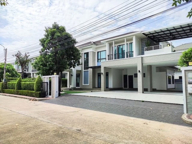 BH4249 ขายและให้เช่าบ้านเดี่ยวหรู Perfect Masterpiece Sukhumvit 77 สุขุมวิท 77 ลาดกระบัง ใกล้สนามบินสุวรรณภูมิ พร้อมเฟอร์นิเจอร์ครบติดต่อ Agent คุณบัว (Bua)Tel: 093-646-4597&nbsp;LINE ID: Bua093ราคาเช่า 235,000 บาทต่อเดือนราคาขาย 32.5 ล้านบาทรายละเอียดประกาศขายและให้เช่าบ้านเดี่ยวระดับลักชัวรี โครงการ Perfect Masterpiece Sukhumvit 77 ทำเลศักยภาพ สุขุมวิท 77 ลาดกระบัง บ้านหลังใหญ่ บรรยากาศเป็นส่วนตัว ตั้งอยู่ตรงข้ามสวนของโครงการ ตกแต่ง