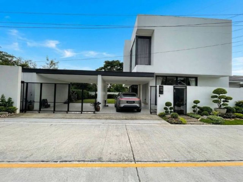ขาย 12 ล้านบาท* ให้เช่า 55,000/เดือน*บ้าน Modern Luxury โซนแยกหลุยส์ ใกล้สนามกอล์ฟ M Sportพร้อมระบบ Smart Home และพื้นที่ใช้สอยขนาดใหญ่ รายละเอียดบ้านที่ดิน 100 ตร.ว.พื้นที่ใช้สอย 300 ตร.ม.3 ห้องนอน4 ห้องน้ำห้องอเนกประสงค์ขนาดใหญ่ที่จอดรถ 3 คัน (มีหลังคาเชื่อมกับตัวบ้าน)สนามหญ้าขนาดใหญ่รองรับสัตว์เลี้ยง.ราคาขาย 12 ล้านบาท (ต่อรองได้)• ฟรีค่าโอน. ค่าเช่า 55,000 บาท/เดือน (สามารถต่อรองได้)• บ้านว่าง