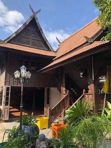 ขายที่ดินพร้อมบ้านเรือนไทย หางดง เชียงใหม่ 6 ไร่ ติดถนนไฮเวย์2001 ห่างจากศูนย์ราชการ 900 เมตร--Location: 177 ม.9 ต.หนองแก๋ว อ.หางดง จ.เชียงใหม่ 50230https://maps.app.goo.gl/rPkNpySotxizuWza6?g_st=ic--ติดต่อ -โทรและไลน์:081-9500075--รายละเอียด-อยู่ทางเข้าหมู่บ้านถวาย หางดง เชียงใหม่ใกล้ศูนย์ราชการหางดงเพียง 900 ม.-ทรัพย์เป็นบ้านทรงไทยสวยสองหลังพร้อมกิจการร้านลานนาไทยแอนติคส์-7 ห้องนอน 4 ห้องน้ำ-ขนาดที่ดิน 6-0-6 ไร่-ต้องการ�