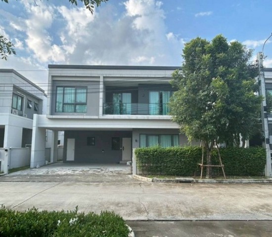 svs357 ให้เช่า บ้านเดี่ยว 2 ชั้น เซนโทร บางนา Centro Bangna หน้าสวน Clubhouseที่ตั้ง ถนนกาญจนาภิเษก ต.บางแก้ว อ.บางพลี จ.สมุทรปราการhttps://maps.app.goo.gl/gvQKA1yyH44wvMns6ใกล้ห้าง IKEA Mega bangna , โรงเรียนนานาชาติ , ทางด่วน  พื้นที่ใช้สอย : 300 ตร.เมตร ขนาดที่ดิน : 70 ตร.วา  4 ห้องนอน มี walk-in closet   5 ห้องน้ำ   3 ที่จอดรถ  1 ห้องนอนแม่บ้าน ห้องน้ำในตัว แยก  มีโถ่งนั่งเล่น2โซน และ โต๊ะรับประทานอาหาร  ตกแต่งสวย มีเฟอร์นิเจอร์ เครื่องใช้ไ