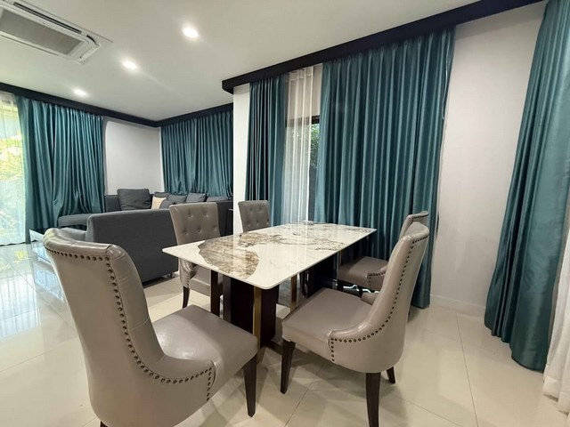 RHT2682ให้เช่าบ้านเดี่ยว ใกล้โรงเรียนนานาชาติ  Brighton College International School ระยะทาง 1 กม.และ Wellington College International School ระยะทาง 2.9 กม.ใกล้ห้าง The Mall Bangkapi ระยะทาง 2.6 กม. โครงการ Setthasiri Krungthep Kreetha 2​สนใจติดต่อคุณเจี๊ยบ 092-851-6969Line:keti2522เนื้อที่ 84 ตารางวา พื้นที่ใช้สอย 250 ตารางเมตร 4 ห้องนอน  4 ห้องน้ำ  ที่จอดรถ 2 คันราคา ค่าเช่า 98,000 บาท / เดือน  สัญญาเช่า 1 ปี  เงินประกัน 2 เดือน  ชำระค่าเช่าล่วงหน้า 1 เดือนซ. ประชาร่วมใจ แขวงหัวหมา�