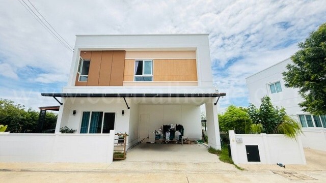รหัสทรัพย์ : 7066บ้านเดี่ยว หมู่บ้าน โมเดน พระราม 2 หลังริม พันท้ายนรสิงห์ สมุทรสาครที่ตั้ง :&nbsp;ซอยวัดพันท้ายนรสิงห์ ตำบลพันท้ายนรสิงห์ อำเภอเมืองสมุทรสาคร จังหวัดสมุทรสาคร 74000รายละเอียดทรัพย์- บ้านเดี่ยว 2 ชั้น พื้นที่ 70 ตารางวา พื้นที่ใช้สอย 220 ตารางเมตร- 4 ห้องนอน, 1 ห้องอเนกประสงค์, 4 ห้องน้ำ, 1 ห้องครัว, 1 ห้องรับแขก, 2&nbsp;ที่จอดรถ- พัฒนาโครงการโดย บริษัท เอพี (ไทยแลนด์) จำ