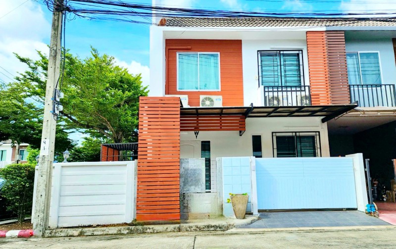 หลังมุม เดอะคริสตัล เอกมัย-รามอินทรา 900 ม. 28ตร.ว.224 ตร.ม.3นอน ใกล้วัดลาดปลาเค้า 700 ม. ทาวน์โฮม 2ชั้น 2น้ำ ให้เช่า 23,999 บาท/เดือน รีโนเวทใหม่ พร้อมเฟอร์ฯ และเครื่องใช้ไฟฟ้า ตลาดลาดปลาเค้า ทำเลดี เดินทางสะดวก เหมาะอยู่อาศัย ทำเลลาดพร้าว ใกล้รร.นานาชาติ และรถไฟฟ้า เข้า-ออกได้สะดวก 3bed 2bath 28sq.wa.The Crystal Ekamai Ramintra 900m.Rent 23,999THB/month Wat LadPlaKhao 700m. Two-story corner townhome  224sq.m. renovated fully furnished with appliances excellent location convenient transportation ideal for living in Ladprao area  internat