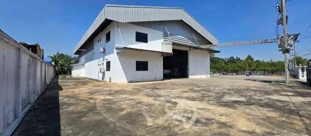ให้เช่าโกดัง /คลังสินค้า /โรงงาน พื้นที่รวม 1 ไร่ครึ่ง เมืองฉะเชิงเทราราคาเช่า 75,000 บาท / เดือน( จดทะเบียนบริษัทได้ )( ล่วงหน้า 1 เดือน, ประกัน 3 เดือน )รายละเอียดขนาดโกดัง 500 ตารางเมตรมีใบรง. 4(ฉีดพลาสติก)ไฟฟ้าโรงงาน 3 เฟส,หม้อแปลง 500 kvaเขตพื้นที่สีส้มหลังคาสูง 7 เมตร พื้นรับน้ำหนักได้ 2 ตันต่อตรม.ออฟฟิศ 2 ชั้น  แบ่งห้องทำงานเป็นสัดส่วน 90 ตรม. มีห้องน้ำ พื้นที่ใช้สอยภายนอกอาค�