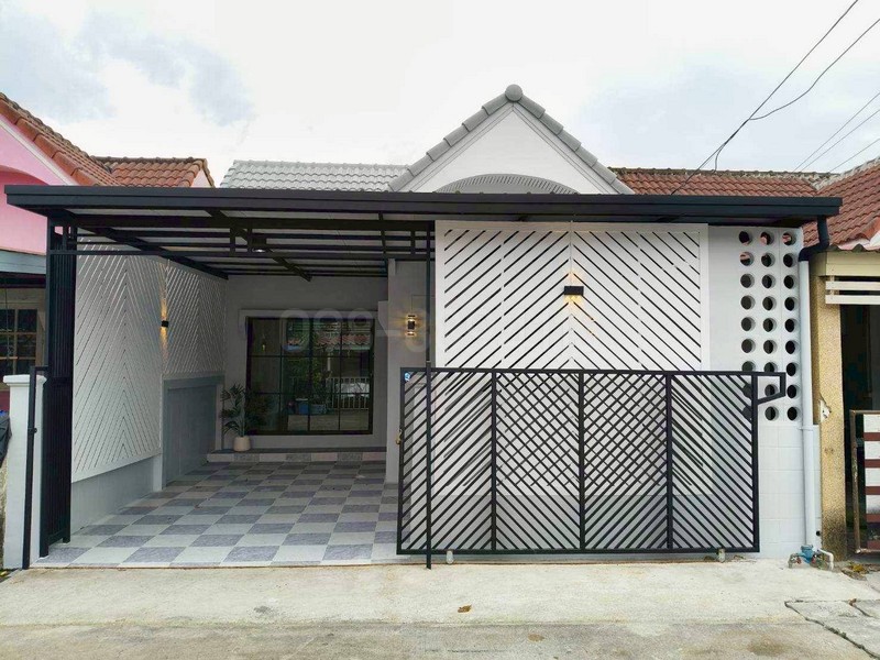 บ้านชั้นเดียว #หมู่บ้านนันทวัน5 ซอยเลียบวารี11 คู้ขวา หนองจอก บ้านสวย ทำเลดีซื้อบ้านวันนี้ แถมทั้งเฟอร์ ทั้งความสุข พร้อมส่งถึงมือคุณราคาเพียง 1.89 ล้านบาท (1,890,000บาท)(ฟรีโอน)----------------------------------------รายละเอียด- บ้านชั้นเดียว เนื้อที่ 26.8 ตารางงวา บ้านหันหน้าทิศเหนือ - 3 ห้องนอน 2 ห้องน้ำ - 1ห้องโถง- 1 ห้องครัว#แถมเฟอร์นิเจอร์ห้องรับแขก #โซฟา+โต๊ะกลาง #ชั้นวางทีวี #โต๊ะกินข้าว4ที่นั่�