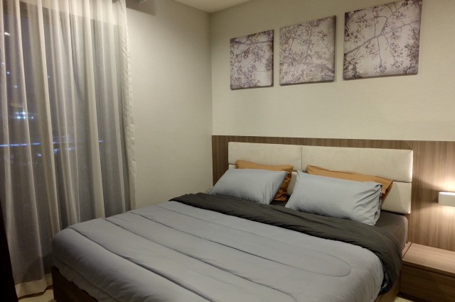 ให้เช่า Rhythm Sukhumvit 36-38 ใกล้ BTS ทองหล่อ 200 เมตรรายละเอียด1. โครงการ: คอนโด ริทึ่ม สุขุมวิท 36-382. แบบ 1 นอน 1 น้ำ ขนาด 34 ตรม.3. ชั้น 11 ทิศเหนือ วิวเมือง วิวโล่ง4. ราคาเช่า 22,000 บาท/เดือน5. เฟอร์ครบ พร้อมอยู่ ส่วนกลาง: Lobby/ สระว่ายน้ำระบบเกลือ/ ฟิตเนส/ ห้องสตรีม/ สวนหย่อม/ CCTV/ Access Card Control/ รปภ.24 ชม.สถานที่ใกล้เคียง:- Rain Hill: 1.1 กม.- ท้องฟ้าจำลองกรุงเทพฯ: 1.2 กม.- Tops Market: 1.4 กม.- Big C พระราม 4: 1.5 กม.- Emporium: 1.5 กม.- Gateway Ekamai: 1.6 กม.- ใกล้ BTS ทอง�
