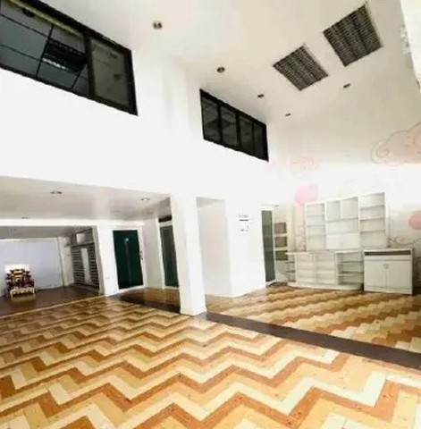 ขายสำนักงาน อินทรารักษ์  ห่างจาก เดอะมอลล์ไลฟ์สโตร์ บางกะปิ เพียง 4.00 กม. ถนน นวมินทร์ แขวง คลองกุ่ม เขต บางกะปิ จังหวัด กรุงเทพมหานคร  ราคา 15,021,000  บาท    รายละเอียดทรัพย์ -  เนื้อที่ 31.00 ตร.ว.   พื้นที่ใช้สอย 347.00 ตร.ม. -  บ้านหันไปทางทิศ ตะวันออกเฉียงเหนือ  พิกัดทรัพย์ : https://maps.app.goo.gl/yFLDRYnGacEhSRQr6   สถานที่ใกล้เคียง   - เดอะมอลล์ไลฟ์สโตร์ บางกะปิ 4.00 กม. - ตลาดปัฐวิกรณ์ บึงกุ่ม 3.80 กม.  รหัสทรัพย์ (Cod