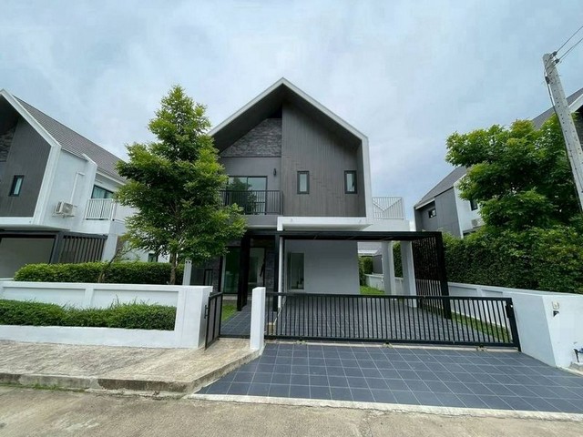 #โซนแม่โจ้ #ขายต่ำกว่าราคาประเมิน เพียง 3.6 ล้าน #สันทราย บ้านสวย 2 ชั้น #สไตล์นอร์ดิก หลังใหญ่ เพดานสูง โปร่งโล่ง อยู่สบาย • บ้านใหม่ ยังไม่เคยเข้าอยู่รายละเอียดบ้านขนาดที่ดิน: 68.2 ตร.ว.พื้นที่ใช้สอย: 182 ตร.ม.4 ห้องนอน3 ห้องน้ำ1 ห้องครัวที่จอดรถ 2 คันจุดเด่นดีไซน์ นอร์ดิก เรียบหรู ดูทันสมัยเพดานสูง โปร่ง โล่ง อยู่แล้วไม่อึดอัดบ้านหลังใหญ่ เหมาะสำหรับครอบครัวบรรยากาศ�