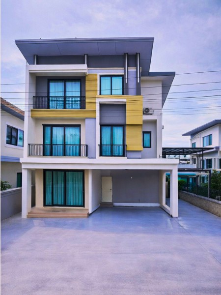 แยกจตุโชติ วัชรพล-สุขาภิบาล5 28-34 คฤหาสน์ 5นอน  3 ชั้น 4 น้ำ 50 ตร.ว. 200 ตร.ม. ให้เช่า 41,998บาท/เดือนใกล้รร.สามเสนวิทยาลัย 300 ม เหมาะพักอาศัย โฮมออฟฟิศ และจดทะเบียนบริษัท บรรยากาศร่มรื่น เดินทางสะดวก ใกล้สำนักงานเขตสายไหม 1.3 กม.ตลาด สถานพยาบาล รถไฟฟ้า ทางด่วน โทลล์เวย์ และสนามบินดอนเมือง  ChatuChot Intersection 3-story Watcharapol-Sukhaphiban5 28-34 Mansion 5bed4bath. Land area 50sq.wa. Usable area 200 sq.m. Near Samsen Wittayalai School 300 m. Suitable for residence home office and company registration. Close to Sai Mai District O