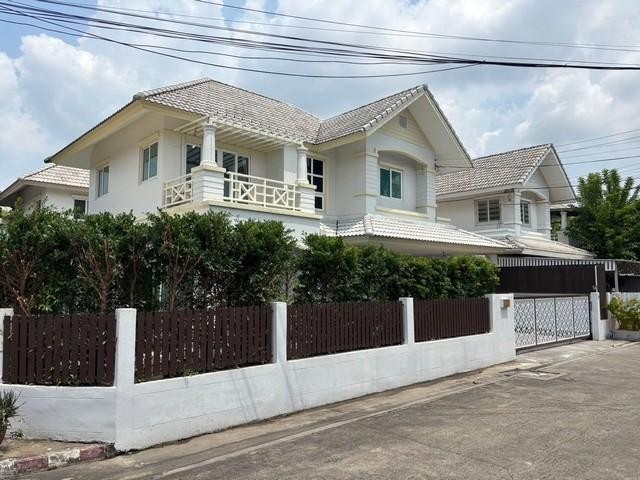ขายบ้านเดี่ยว ซอยประเสริฐมนูกิจ 29 โครงการ บ้านสวนราชา รามอินทรา เนื้อที่ 66.40 ตารางวา มี 4ห้องนอน 3ห้องน้ำ** Agent **ติดต่อ คุณปอ : 061 619 8565ID line: 061 619 8565แอดไลน์กดที่ลิงค์นี้ได้เลยครับ : https://line.me/ti/p/zu0mm-ozFXติดต่อ คุณบิว : 081 252 3279 ID line: 061 787 9691แอดไลน์กดที่ลิงค์นี้ได้เลยครับ : https://line.me/ti/p/SR5Ehdv_q-** รหัส BT310ราคา 11,500,000 บาท- บ้านเดี่ยว โครงการ บ้านสวนราชา รามอินทรา- ที่ดินขนาด 66.40 ตารางวา- พื้นที่ใช้สอย 160 ตารางเมตร- 4 ห้