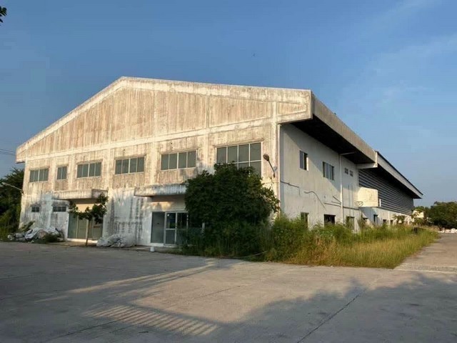 ขาย/เช่าโกดัง บนเนื้อที่ ที่ดินเนื้อที่ 4 ไร่ 1 งาน 98 ตร.ว พร้อมโรงงานขนาดใหญ่ พานทอง ชลบุรีเช่า 170,000 บาท/เดือน (ตารางเมตรละ 52 บาท)ประกัน 3 เดือน ล่วงหน้า 1 เดือนขาย 39 ล้านบาทให้เช่าโกดังราคาถูก!!!ให้เช่าโกดังโรงงานพานทองชลบุรี- พื้นที่โรงงานขนาดใหญ่ 2,500 ตร.ม- พื้นที่โรงงานขนาดเล็ก 800 ตร.ม- สำนักงาน 2 ชั้น- พื้นที่สีเหลือง- ขอใบรง 4 ได้- ไฟฟ้า-น้ำประปาผู้เช่าขอเอง- รถเทรลเลอร์�