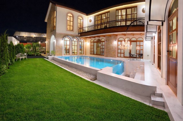 Luxury European & English Style Pool Villaให้เช่า พูลวิลล่าหรูสไตล์ยุโรป–อังกฤษ,  ใกล้สี่แยกลิขิตชีวัน พิกัด ต.หนองจ๊อม อ.สันทราย เชียงใหม่ | โซนน้ำไม่ท่วม 100% ให้เช่า 150,000 บาท /เดือน (+เงินประกัน 2 เดือน) รายได้จากการปล่อยเช่ารายวัน เริ่มต้นประมาณ 15,000 บาท/คืนหรือ สามารถปล่อยเช่าระยะยาวได้ด้วย ⸻ จุดเด่นของบ้านพูลวิลล่าหรูสไตล์ยุโรป–อังกฤษ โดดเด่นด้วยความสง่างามเหนือกาลเวลาตกแต่งด้วย ไม�