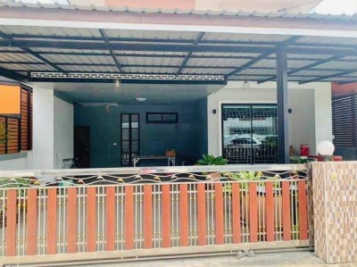 #ขายและให้เช่าบ้านเดี่ยวหลังใหญ่บ้านบึงชลบุรี????หมู่บ้านธนาสิริ วิลเลจ อ.บ้านบึง จ.ชลบุรี????ราคา 4.xx ล้านบาท (ต่อรองได้อีก)✴️ปล่อยเช่า 25,000 บาท/เดือน✅พร้อมเข้าอยู่ได้ทันที (ราคาต่อรองได้อีก)????3 ห้องนอน 2 ห้องน้ำ 1 ห้องครัว????เนื้อที่ 52 ตารางวา????จอดรถได้ 2 คัน????ค่าส่วนกลาง 1,200/เดือน????❇️แถมฟรีเฟอร์นิเจอร์พร้อมอยู่❇️????แอร์ 4 ตัว????เตียง 6 ฟุต(สีน้ำตาลฝังเพชร)????ที่นอน 6 ฟุต????ตู้เ�