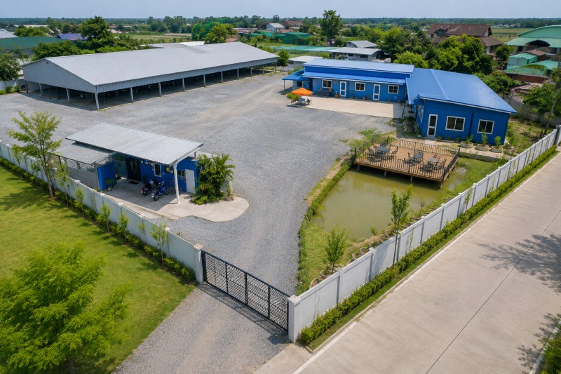 ให้เช่าโกดัง 400 ตร.ม. พร้อมออฟฟิศ พร้อมรีสอร์ท 7นอน 34,998 B-M 7 ห้องน้ำ วัดพระธรรมกาย 1กม. ญาคนรุม 2.5กม. บนที่ดิน 3 ไร่ โคกหนองนา บ่อเลี้ยงปลา บ่อเลี้ยงกุ้ง ใกล้ตลาดไท 900 ม. และวัดพระธรรมกาย 1 กม. พื้นที่ดิน 3 ไร่  เหมาะทำธุรกิจ คลังสินค้า ศูนย์กระจายสินค้า รีสอร์ท หรือศูนย์เกษตรWat PhraDhammakaya 1km.PEEYAKONRUM 2.5km. on 3Rai Land  Warehouse for Rent with Office Featuring a 7 Bedroom 34,998 B-M  7 Bathroom Resort, Fish Pond, Shrimp Pond and Khok Nong Na, Near Talaad Thai 900 m and Wat Phra Dhammakaya 1 km, Land Area 3 Rai with 400 sq.m. Warehouse, 