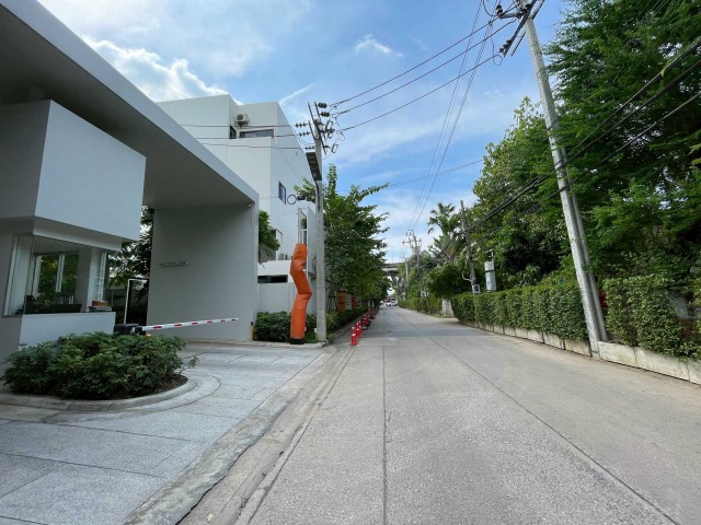 AOM 2975เช่า RENT ARKIN Vibhavadi – Near Don Mueang Airport Home Office ติดถนนวิภาวดี เพียง 50 เมตร   แขวงสนามบิน เขตดอนเมือง,กรุงเทพมหานคร   โฮมออฟฟิศ / ทาวน์โฮม    3  ห้องนอน   4   ห้องน้ำ   1  ห้องรับแขก   1  ห้องครัว   ที่ดิน   41.40 ตร.ว.   ใช้สอย   270.00 ตร.ม.ราคาเช่า 95,000 / เดือน Home Office ติดถนนวิภาวดี เพียง 50 เมตรเหมาะสำหรับบริษัท Startup Office หรือพักอาศัยARKIN Vibhavadi (ดอนเมือง)จุดเด่นที่น่าสนใจ- ติดถนนวิภาวดี เพียง 50 เมตร- เหมาะสำหรับ Home Office / Startup/ พักอ�