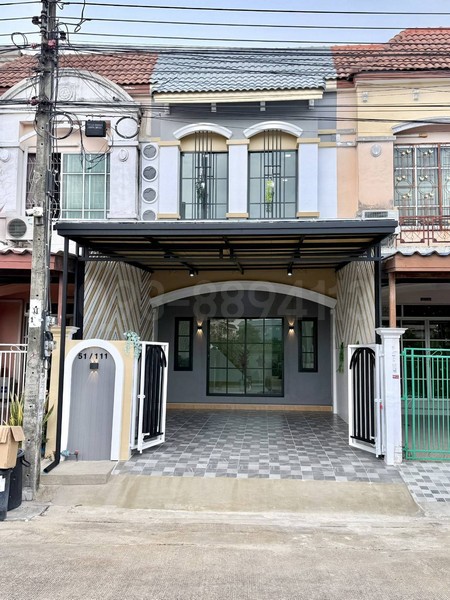 ทาวน์เฮ้าส์ 2 ชั้น หมู่บ้านรุ่งกิจ แกรนด์ วิสต้าราคาเพียง 2.75 ล้านบาท (2,750,000บาท)----------------------------------------รายละเอียด- ทาวน์เฮ้าส์ 2 ชั้น เนื้อที่ 22 ตารางวา- 3 ห้องนอน 2 ห้องน้ำ 1 ห้องครัว- หน้าบ้านไม่ชนใครสถานที่ใกล้เคียง- วิทยาลัยเทคโนโลยีบริหารธุรกิจมีนบุรี-กรุงเทพ- บิ๊กซี ซูเปอร์เซ็นเตอร์ สุวินทวงศ์- ตลาดปากซอย(หทัยราษฎร์)- โลตัส มีนบุรี- โรงเรียนปริยากร- โรงเรียนภูมิสมิทธ์- โรง