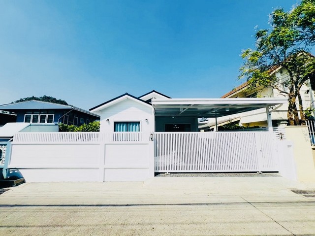 ให้เช่า บ้านเดี่ยว ซอยทุ่งเศรษฐี ขนาด 60 ตร.วา 2 ห้องนอน 3 ห้องน้ำ รีโนเวทใหม่ ใกล้มหาวิทยาลัยรามคำแหง 2 และเมกาบางนา 35,000 บาท/เดือนบ้านเดี่ยวรีโนเวทใหม่ พร้อมเข้าอยู่ ทำเลศักยภาพ เดินทางสะดวก อยู่ฝั่งตรงข้ามเมกาบางนา ใกล้มหาวิทยาลัยรามคำแหง 2 เหมาะสำหรับอยู่อาศัยเป็นครอบครัว หรือชาวต่างชาติที่ต้องการบ้านในย่านบางนาขนาดที่ดิน 60 ตารางวาพื้นที่ใช้สอย 120 ตารางเ