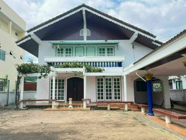 ขายบ้านเดี่ยว ย่านรามคำแหง เนื้อที่ 101 ตรว.หมู่บ้าน สวนสน รามคำแหง ใกล้ เดอะมอลล์ไลฟ์สโตร์ บางกะปิ ** Agent **ติดต่อ คุณปอ : 061 619 8565ID line: 061 619 8565แอดไลน์กดที่ลิงค์นี้ได้เลยครับ : https://line.me/ti/p/zu0mm-ozFXติดต่อ คุณบิว : 081 252 3279 ID line: 061 787 9691แอดไลน์กดที่ลิงค์นี้ได้เลยครับ : https://line.me/ti/p/SR5Ehdv_q-** รหัส BT322ราคา 8,100,000 บาทบ้านเดี่ยว 2 ชั้น หมู่บ้านสวนสน ซอยรามคำแหง 60• เนื้อที่ 101 ตรว.• 4 ห้องนอน• 3 ห้องน้ำ• ห้องครัว• พื้นที่