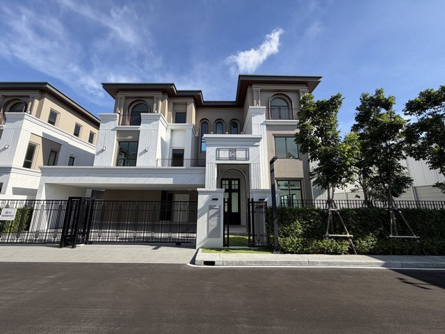ขายบ้านเดี่ยวหรู 3 ชั้น 748 ตร.ม. Cinq Royal The Eighteen บางนา กม.7 ใกล้เมกะบางนา หนึ่งเดียวในย่านบางนา เอกสิทธิ์พิเศษเพียง 18 ครอบครัว*** ราคาขาย 68 ล้านบาท  ติดต่อ::  ชยา โทร/ID Line:: 0942823961   Link Line:: https://line.me/ti/p/3xFA1An8Kcรหัส# T26-929 • คฤหาสน์หรู 3 ชั้น Cinq Royal The Eighteen บางนา กม.7 หนึ่งเดียวในย่านบางนา เอกสิทธิ์พิเศษเพียง 18 ครอบครัว• ที่ดิน 134.5 ตร.วา  • พื้นที่ใช้สอย 748 ตร.ม. • 5 ห้องนอน • 6 ห้องน้ำ • จอดรถ 4-6 คัน• โถงรับแขก Double Volume สูงโ�