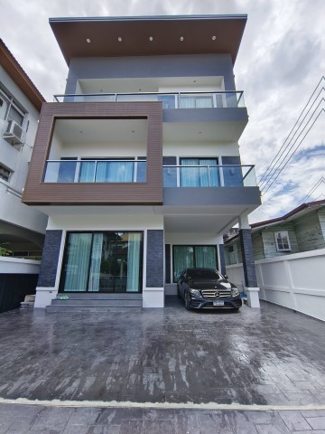 BH4131 ขายและให้เช่าบ้านเดี่ยว 3 ชั้น สุขุมวิท 65 เอกมัย บ้านใหม่หรู พร้อมเฟอร์นิเจอร์ ใกล้ BTS เอกมัยติดต่อ Agent คุณบัว (Bua)Tel: 093-646-4597&nbsp;LINE ID: Bua093ราคาขาย 40 ล้านบาทราคาเช่า 200,000 บาทต่อเดือนให้เช่าและขายบ้านเดี่ยว 3 ชั้น บ้านสร้างใหม่ในซอยสุขุมวิท 65 (เอกมัย) ทำเลใจกลางสุขุมวิท ห่างจากถนนสุขุมวิทเพียง 500 เมตร ใกล้ BTS เอกมัย พร้อมเฟอร์นิเจอร์และเครื่องใช้ไฟฟ้าครบครัน เหมาะสำหรับครอบค