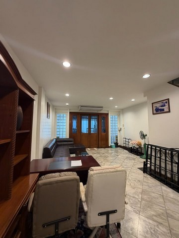 RTJ2305ให้เช่าทาวโฮม3ชั้น สามารถเข้ามาอยู่ได้เลย FULLY FURNISHED ใกล้ Central Pinklaoใกล้ Major PinklaoและMAKRO Pinklao ซอยบรมราชชนนี4เนื้อที่ 26 ตร.ว. หน้ากว้าง 5 เมตร พื้นที่ใช้สอย : 104 ตารางเมตร ห้องนอน 4 ห้อง  ห้องน้ำ 3 ห้อง แอร์ 5 เครื่อง จอดรถได้ 1 คันcontact : คุณเจี๊ยบ 092-851-6969Line : Keti2522ราคาเช่า 38,000 บาท/เดือนซอย 4 แขวงบางบำหรุ บางพลัด กรุงเทพมหานคร 10700สามารถทำเป็น Home Office และอยู่อาศัยได้ เฟอร์นิเจอร์และเครื่องใช้ไฟฟ้าครบค