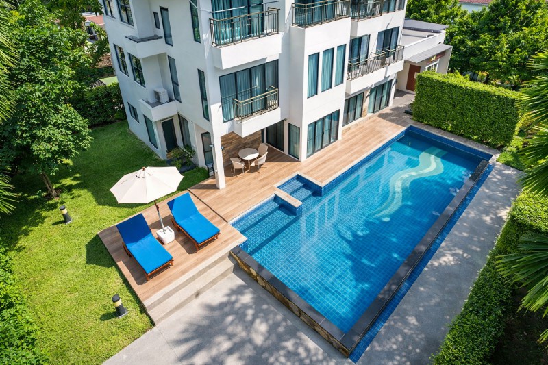 พระราม9 Motorway ใกล้ม.นานาชาติแสตมฟอร์ด 240 ม. Pool Villa ให้เช่าคฤหาสน์หรู 3 ชั้น 6 นอน 6 น้ำ พร้อมสระว่ายน้ำส่วนตัว เฟอร์นิเจอร์ และเครื่องใช้ไฟฟ้าครบ เหมาะอยู่อาศัยระดับลักชัวรี่ โฮมออฟฟิศ ใกล้ตลาดพัฒนาการ 1.1 กม.โรงพยาบาล และศูนย์การค้าชั้นนำ เดินทางสะดวก เชื่อมต่อถนนหลัก Airport Rail Link MRT และทางด่วนหลายเส้นทาง เพอร์เฟค Rama9 Motorway Luxury near Stamford Inter U. 240m. Pool Villa 3-story Mansion house for rent 6bed 6bath Features a private swimming pool full furniture and electrica
